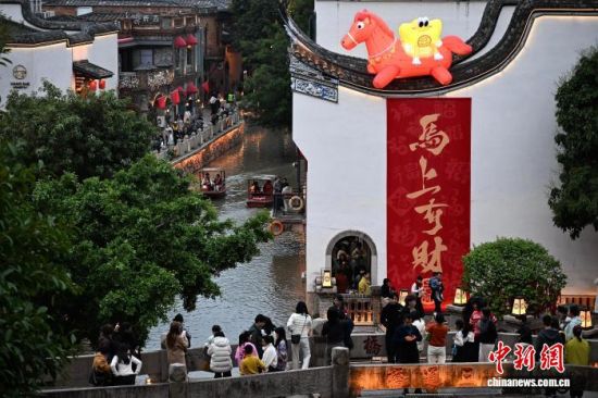 2月23日,春节假期最后一天,游客在上下杭游览。中新社记者 张斌 摄 2月23日,春节假期最后一天,游客在上下杭游览。中新社记者 张斌 摄