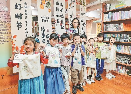 º¢×ÓÃÇÔÚÔĶÁ½²Ê¦µÄ´øÁì϶Á»æ±¾¡¢×öÊÖ¹¤¡££¨ÊÜ·ÃÕß¹©Í¼£© º¢×ÓÃÇÔÚÔĶÁ½²Ê¦µÄ´øÁì϶Á»æ±¾¡¢×öÊÖ¹¤¡££¨ÊÜ·ÃÕß¹©Í¼£©