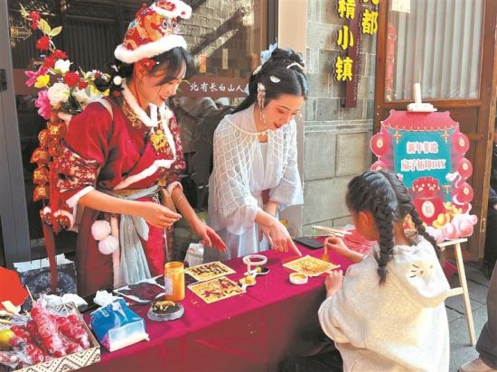 今年春节假期期间,蕉城区举办“年味鹏程·探迹老城”系列街游活动,“非遗”“手作”“汉服”“国风”“文创市集”等元素让市民游客在古街漫步中感受新春烟火气息与传统年俗魅力。 郑力炜 摄 今年春节假期期间,蕉城区举办“年味鹏程·探迹老城”系列街游活动,“非遗”“手作”“汉服”“国风”“文创市集”等元素让市民游客在古街漫步中感受新春烟火气息与传统年俗魅力。 郑力炜 摄
