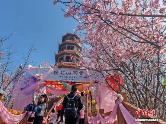 2ÔÂ23ÈÕ£¬Ó£»¨Ô°¿ªÕ¹µÄÓÎÔ°»áÎüÒýÓοÍÌåÑé¡£À׳¯Á¼Éã 2ÔÂ23ÈÕ£¬Ó£»¨Ô°¿ªÕ¹µÄÓÎÔ°»áÎüÒýÓοÍÌåÑé¡£À׳¯Á¼Éã