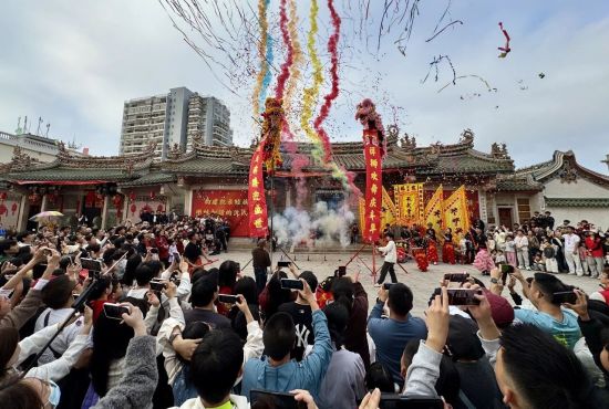 舞狮表演 沈炜琦 摄 舞狮表演 沈炜琦 摄