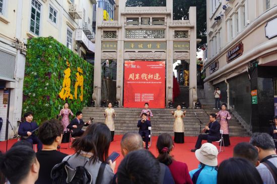 ÏÃÃÅÊÐÄÏÀÖÍÅÔÚÖÐɽ·С×ßÂí·Ñݳö£¬½áºÏÏÖ³¡»¥¶¯¡¢ÌåÑéµÈ£¬´òÔì¿ÉÌý¡¢¿É¿´¡¢¿É²ÎÓëµÄдºÎÄ»¯Ê¢Ñç¡£ ÏÃÃÅÊÐÄÏÀÖÍÅÔÚÖÐɽ·С×ßÂí·Ñݳö£¬½áºÏÏÖ³¡»¥¶¯¡¢ÌåÑéµÈ£¬´òÔì¿ÉÌý¡¢¿É¿´¡¢¿É²ÎÓëµÄдºÎÄ»¯Ê¢Ñç¡£