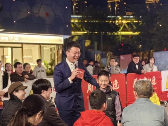 ÈýÃ÷ÊиèÎè¾çÔºÔÚÍò´ï¹ã³¡¿ªÕ¹¡°ÖÜĩϷÏà·ê¡±¹«ÒæÑݳö£¬ÑûÇë·µÏçÓÎ×ÓÓë¼áÊØ±¾ÍÁµÄ¸èÕß̨ͬ£¬ÓøèÉùËß˵¶Ô¼ÒÏçµÄÈȰ®Óë×£¸£¡£ ÈýÃ÷ÊиèÎè¾çÔºÔÚÍò´ï¹ã³¡¿ªÕ¹¡°ÖÜĩϷÏà·ê¡±¹«ÒæÑݳö£¬ÑûÇë·µÏçÓÎ×ÓÓë¼áÊØ±¾ÍÁµÄ¸èÕß̨ͬ£¬ÓøèÉùËß˵¶Ô¼ÒÏçµÄÈȰ®Óë×£¸£¡£