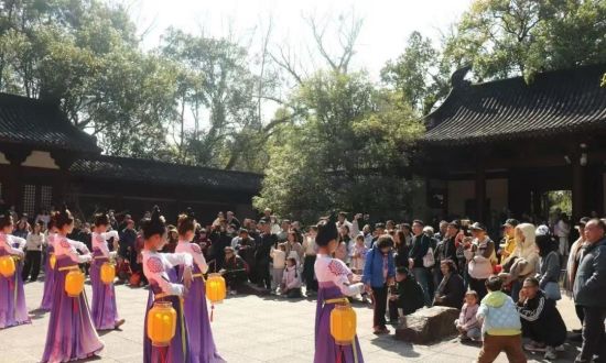 ÎäÒÄɽÊзÇÎïÖÊÎÄ»¯ÒŲúÕ¹ÑÝÖÐÐĽ«ÎäÒÄɽˮ¡¢²èÎÄ»¯ÈÚÈë½ÚÄ¿´´×÷£¬ÈÃÊÐÃñÓëÓοÍÔÚÉÍÃÀ¾°¡¢Æ·ÎÄÂöÖУ¬³Á½þʽ¸ÐÊÜ´«Í³ÎÄ»¯÷ÈÁ¦£¬ÊµÏÖ¡°ÓÎɽˮ£¬ÉͺÃÏ·£¬Æ·ÎÄ»¯£¬ÏíÐÒ¸£¡±¡£ ÎäÒÄɽÊзÇÎïÖÊÎÄ»¯ÒŲúÕ¹ÑÝÖÐÐĽ«ÎäÒÄɽˮ¡¢²èÎÄ»¯ÈÚÈë½ÚÄ¿´´×÷£¬ÈÃÊÐÃñÓëÓοÍÔÚÉÍÃÀ¾°¡¢Æ·ÎÄÂöÖУ¬³Á½þʽ¸ÐÊÜ´«Í³ÎÄ»¯÷ÈÁ¦£¬ÊµÏÖ¡°ÓÎɽˮ£¬ÉͺÃÏ·£¬Æ·ÎÄ»¯£¬ÏíÐÒ¸£¡±¡£