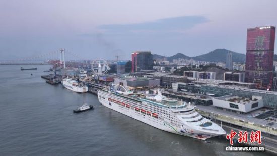 2ÔÂ18ÈÕ(ÕýÔ³õÈý)£¬Å©ÀúÂíÄêÊ×ËÒ·ÃÎʸÛÓÊÂÖ¡°Á캽ÐÇ¡±ºÅ¿¿²´ÏÃÃŹú¼ÊÓÊÂÖÖÐÐÄÂëÍ·¡£¡¡Áõ¿¬ Éã 2ÔÂ18ÈÕ(ÕýÔ³õÈý)£¬Å©ÀúÂíÄêÊ×ËÒ·ÃÎʸÛÓÊÂÖ¡°Á캽ÐÇ¡±ºÅ¿¿²´ÏÃÃŹú¼ÊÓÊÂÖÖÐÐÄÂëÍ·¡£¡¡Áõ¿¬ Éã