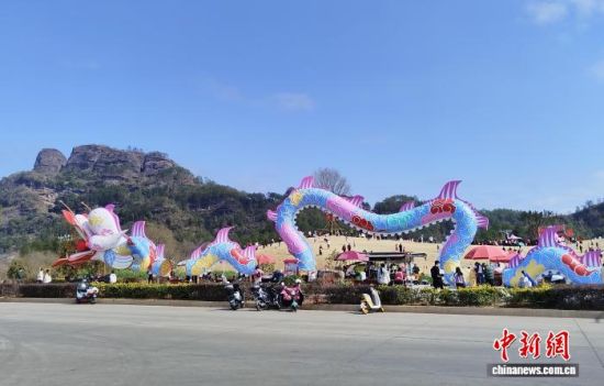 ͼΪ¹Úõô²ÝɽÉϵĹÃÌï´óÁúÎüÒýÃñÖÚǰÀ´´ò¿¨ÓÎÍæ¡£¡¡»ÆË®ÁÖ Éã ͼΪ¹Úõô²ÝɽÉϵĹÃÌï´óÁúÎüÒýÃñÖÚǰÀ´´ò¿¨ÓÎÍæ¡£¡¡»ÆË®ÁÖ Éã