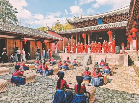 身着传统服饰的孩子们接受传统文化启蒙 身着传统服饰的孩子们接受传统文化启蒙