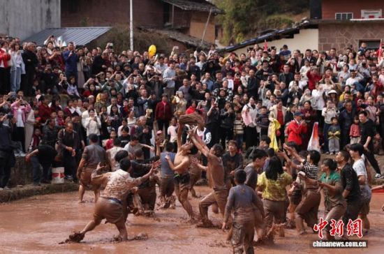 图为村民与游客在“闹春田”民俗活动中抓鱼抓鸭、激情互动,祈盼新的一年风调雨顺、五谷丰登。黄尉峰摄 图为村民与游客在“闹春田”民俗活动中抓鱼抓鸭、激情互动,祈盼新的一年风调雨顺、五谷丰登。黄尉峰摄