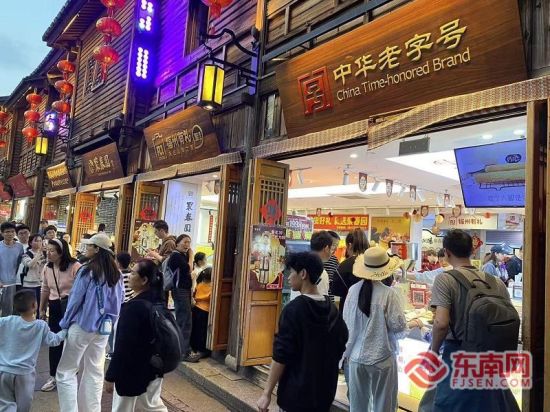 Ïû·ÑÕßÔÚ¸£ÖÝÈý·»ÆßÏï¹ä½Ö¹ºÎï¡£ Ïû·ÑÕßÔÚ¸£ÖÝÈý·»ÆßÏï¹ä½Ö¹ºÎï¡£