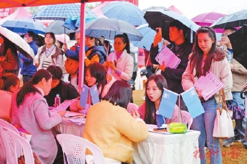 ÇóÖ°ÕßÔÚÐÄÒÇÆóҵչλǰÅÅÆð³¤¶Ó¡£±¾±¨¼ÇÕß °ü»ªÉã ÇóÖ°ÕßÔÚÐÄÒÇÆóҵչλǰÅÅÆð³¤¶Ó¡£±¾±¨¼ÇÕß °ü»ªÉã