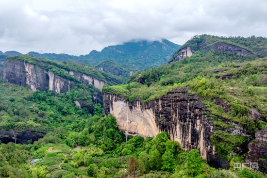 ÎäÒÄɽˮÁ±¶´ÈðȪÑÒ(Ñë¹ãÍø¼ÇÕß ÕÅ×Ó½£ Éã) ÎäÒÄɽˮÁ±¶´ÈðȪÑÒ(Ñë¹ãÍø¼ÇÕß ÕÅ×Ó½£ Éã)