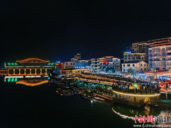 ½¶³ÇÇø½ðÉßÍ·´å£¬ÄÞºçÉÁ˸£¬ÈËÍ·Ôܶ¯¡£ÖÐÐÂÍø¼ÇÕß ÂÀÇÉÇÙ Éã ½¶³ÇÇø½ðÉßÍ·´å£¬ÄÞºçÉÁ˸£¬ÈËÍ·Ôܶ¯¡£ÖÐÐÂÍø¼ÇÕß ÂÀÇÉÇÙ Éã