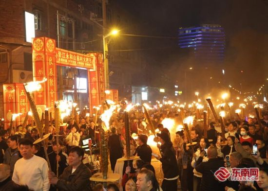 º£ÄÚÍâÏçÇ×Óë°Ë·½ÓοÍÊÖ³ÖÐÜÐÜ»ð°Ñ×é³ÉǧÃס°»ðÁú¡±ÈÆ´åѲÓΡ£½úÐû ¹©Í¼ º£ÄÚÍâÏçÇ×Óë°Ë·½ÓοÍÊÖ³ÖÐÜÐÜ»ð°Ñ×é³ÉǧÃס°»ðÁú¡±ÈÆ´åѲÓΡ£½úÐû ¹©Í¼