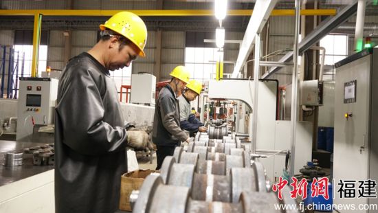 ¸£½¨Ê¡ºã´ïͨÖý¶Í·¢Õ¹ÓÐÏÞ¹«Ë¾Éú²ú³µ¼äÄÚ£¬¹¤ÈË×¥½ôÉú²úÖý¼þ ¸£½¨Ê¡ºã´ïͨÖý¶Í·¢Õ¹ÓÐÏÞ¹«Ë¾Éú²ú³µ¼äÄÚ£¬¹¤ÈË×¥½ôÉú²úÖý¼þ