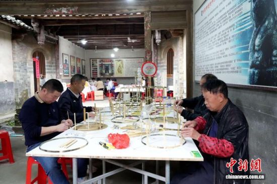 ´«Í³ÊÖ¹¤»¨µÆÊÖÒÕÈËͨ¹ý²ÃÖñ¡¢ÆÊóú¡¢ºýÖ½¡¢²Ê»æµÈ¶þÊ®ÓàµÀ¹¤Ðò£¬¸ÏÖÆ´«Í³ÊÖ¹¤»¨µÆ¡£ÓÀ¶¨ÇøÈÚýÌåÖÐÐĹ©Í¼ ´«Í³ÊÖ¹¤»¨µÆÊÖÒÕÈËͨ¹ý²ÃÖñ¡¢ÆÊóú¡¢ºýÖ½¡¢²Ê»æµÈ¶þÊ®ÓàµÀ¹¤Ðò£¬¸ÏÖÆ´«Í³ÊÖ¹¤»¨µÆ¡£ÓÀ¶¨ÇøÈÚýÌåÖÐÐĹ©Í¼