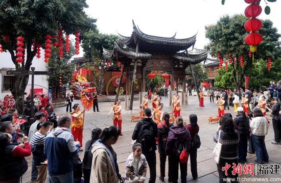 图为3月2日,文艺快闪在福州上下杭历史文化街区举行。福州市文化馆 供图 图为3月2日,文艺快闪在福州上下杭历史文化街区举行。福州市文化馆 供图