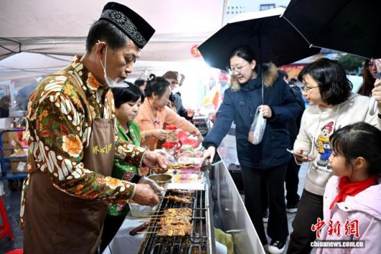 ͼΪӡÄáÌØÉ«ÃÀʳÎüÒý¹Ë¿Í¹ºÂò¡£ÖÐÐÂÉç¼ÇÕß ÂÀÃ÷ Éã ͼΪӡÄáÌØÉ«ÃÀʳÎüÒý¹Ë¿Í¹ºÂò¡£ÖÐÐÂÉç¼ÇÕß ÂÀÃ÷ Éã