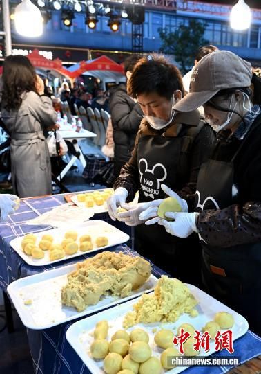 ͼΪÉ̼ÒÏÖ³¡ÖÆ×÷ÃÀʳ¡£ÖÐÐÂÉç¼ÇÕß ÂÀÃ÷ Éã ͼΪÉ̼ÒÏÖ³¡ÖÆ×÷ÃÀʳ¡£ÖÐÐÂÉç¼ÇÕß ÂÀÃ÷ Éã