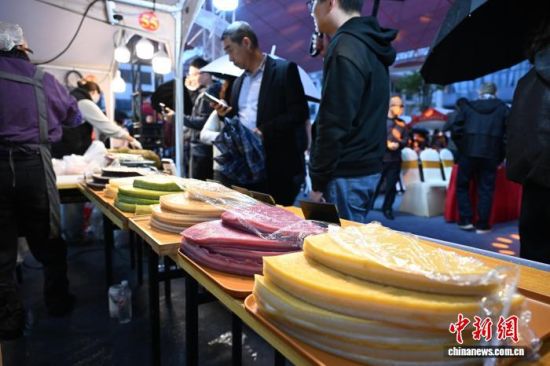 ͼΪÏÖ³¡¸÷ÖÖÃÀʳÎüÒýÊÐÃñ¹ºÂò¡£ÖÐÐÂÉç¼ÇÕß ÂÀÃ÷ Éã ͼΪÏÖ³¡¸÷ÖÖÃÀʳÎüÒýÊÐÃñ¹ºÂò¡£ÖÐÐÂÉç¼ÇÕß ÂÀÃ÷ Éã