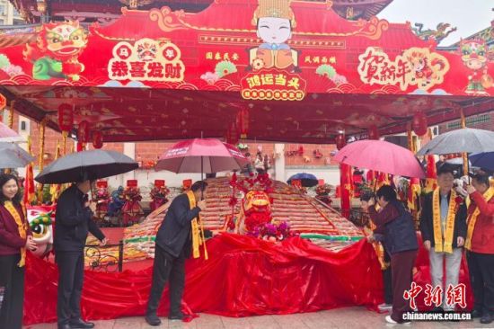 3月1日,福建泉州霞洲妈祖宫与台湾澎湖天后宫携手举办“平安米龟、水果龙”揭彩祈福仪式。中新网记者 孙虹 摄 3月1日,福建泉州霞洲妈祖宫与台湾澎湖天后宫携手举办“平安米龟、水果龙”揭彩祈福仪式。中新网记者 孙虹 摄