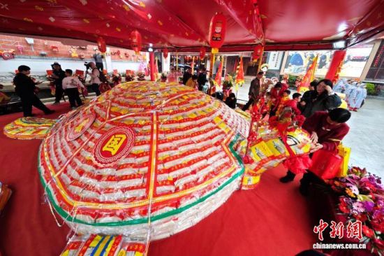 3月1日,两岸民众在福建泉州霞洲妈祖宫“乞龟”祈福。中新网记者 吕明 摄 3月1日,两岸民众在福建泉州霞洲妈祖宫“乞龟”祈福。中新网记者 吕明 摄