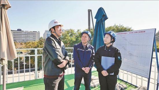 国网厦门供电公司工作人员走进达昊项目现场,提供业扩报装上门服务。(国网厦门供电公司供图) 国网厦门供电公司工作人员走进达昊项目现场,提供业扩报装上门服务。(国网厦门供电公司供图)