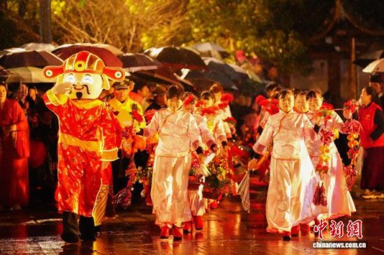 2ÔÂ28ÈÕ£¬ÆÁÄÏÏØË«ÏªÕò¾Ù°ì¡°·ÇÒÅ»À²Ê˫Ϫҹ »¨µÆÓ³Ò«ÕñÐË·¡±ÔªÏüµÆ»áÃñË×ÎÄ»¯»î¶¯¡£³Âΰ½Ü Éã 2ÔÂ28ÈÕ£¬ÆÁÄÏÏØË«ÏªÕò¾Ù°ì¡°·ÇÒÅ»À²Ê˫Ϫҹ »¨µÆÓ³Ò«ÕñÐË·¡±ÔªÏüµÆ»áÃñË×ÎÄ»¯»î¶¯¡£³Âΰ½Ü Éã