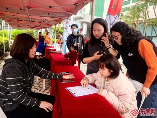 求职者结伴前来招聘摊位咨询。东南网记者 谢玉妹 摄 求职者结伴前来招聘摊位咨询。东南网记者 谢玉妹 摄