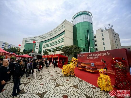 招聘会现场热闹非凡,暖意浓浓。东南网记者 谢玉妹 摄 招聘会现场热闹非凡,暖意浓浓。东南网记者 谢玉妹 摄