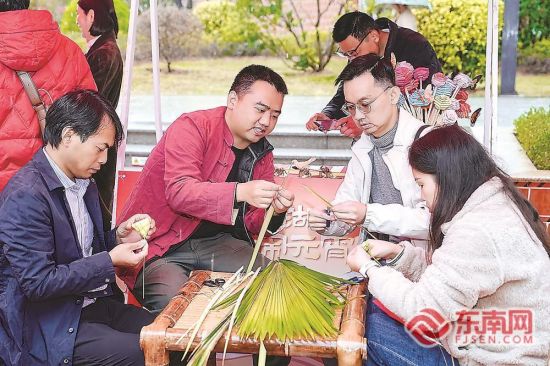 ·ÇÒÅ´«³ÐÈËÖ¸µ¼ÓοÍÓÃרéµÒ¶±àÖ¯ÔªÏüÖ÷ÌâµÄСµÆÁýºÍ»¨¶ä¡£ ·ÇÒÅ´«³ÐÈËÖ¸µ¼ÓοÍÓÃרéµÒ¶±àÖ¯ÔªÏüÖ÷ÌâµÄСµÆÁýºÍ»¨¶ä¡£