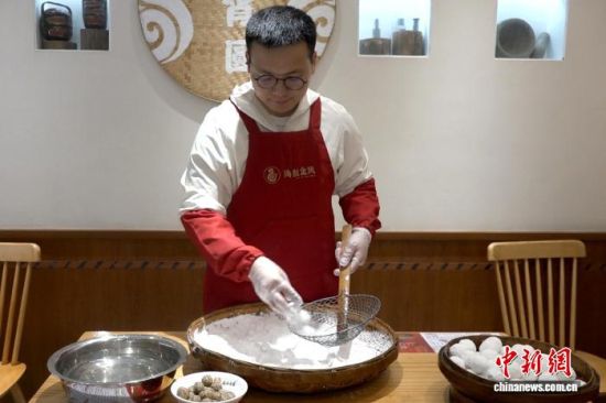 元宵将至,古城福建泉州传统美食元宵圆畅销。图为泉州海丝金凤元宵圆第四代传人林永松在店内制作元宵圆。柯宁 摄 元宵将至,古城福建泉州传统美食元宵圆畅销。图为泉州海丝金凤元宵圆第四代传人林永松在店内制作元宵圆。柯宁 摄