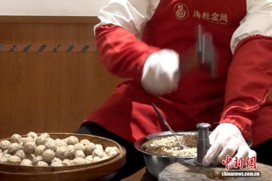 泉州元宵圆的馅料混合拌匀后,要放入特制的工具用力敲打。柯宁 摄 泉州元宵圆的馅料混合拌匀后,要放入特制的工具用力敲打。柯宁 摄