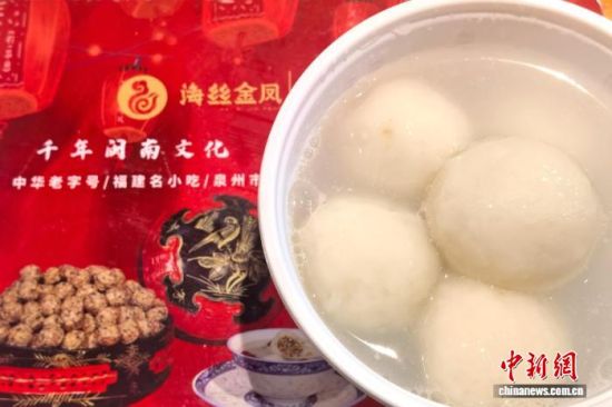 雪白的元宵圆承载着闽南人的记忆与情感,已成为泉州小吃、伴手礼的代表之一。中新网记者 孙虹 摄 雪白的元宵圆承载着闽南人的记忆与情感,已成为泉州小吃、伴手礼的代表之一。中新网记者 孙虹 摄