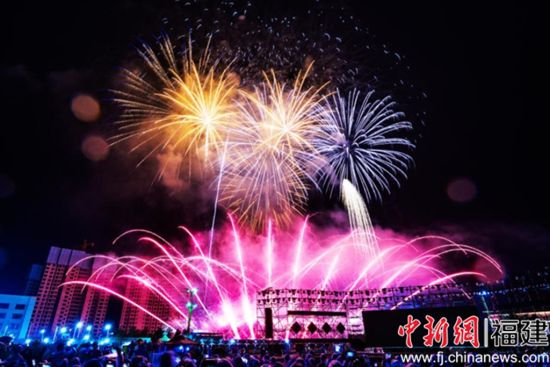 焰火秀现场。林川 摄 焰火秀现场。林川 摄
