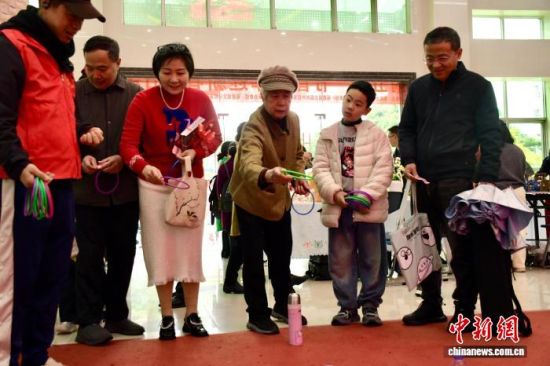 1ÈÕ£¬È¤Î¶ÓÎÏ·ÇøÄÚ£¬Ì×ȦȦµÈȤζ»·½ÚÎüÒýÁ˲»ÉÙÃñÖÚ²ÎÓëÌåÑé¡£¡¡ÕÅÓêÐÀ Éã 1ÈÕ£¬È¤Î¶ÓÎÏ·ÇøÄÚ£¬Ì×ȦȦµÈȤζ»·½ÚÎüÒýÁ˲»ÉÙÃñÖÚ²ÎÓëÌåÑé¡£¡¡ÕÅÓêÐÀ Éã