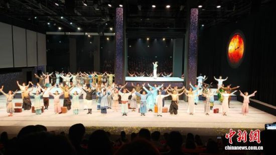 图为《再回闽南》演出现场。潘燕苹 摄 图为《再回闽南》演出现场。潘燕苹 摄