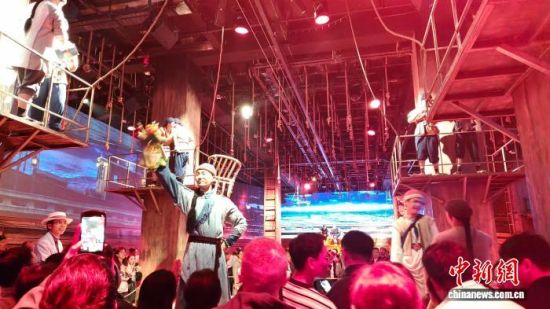 图为现场,民众沉浸式观看《再回闽南》。潘燕苹摄 图为现场,民众沉浸式观看《再回闽南》。潘燕苹摄