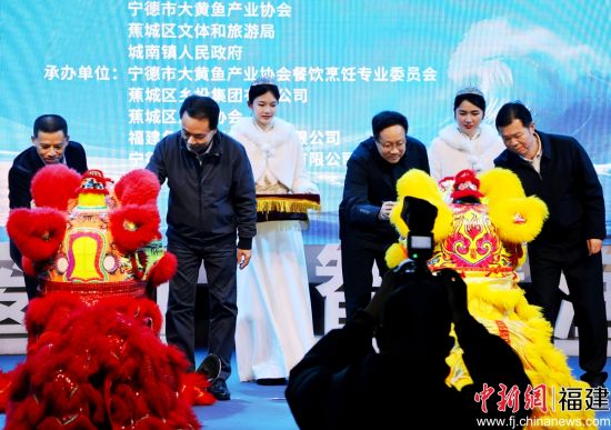 ¡¡¡¡²ÎÓë»î¶¯Á쵼ΪÏéʨµã¾¦¡£ÎâÔÊ½Ü Éã ¡¡¡¡²ÎÓë»î¶¯Á쵼ΪÏéʨµã¾¦¡£ÎâÔÊ½Ü Éã