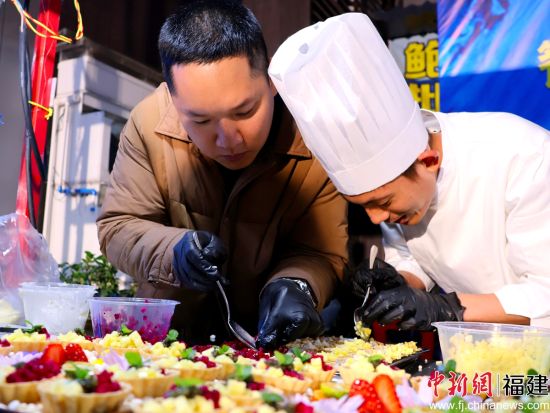 ¡¡¡¡»î¶¯ÏÖ³¡ÉèÖÃÃÀʳƷ¼øÇø£¬ÈÃÊÐÃñÅóÓÑÆ·³¢´ó»ÆÓãÐÂ²ËÆ·¡£ÎâÔÊ½Ü Éã ¡¡¡¡»î¶¯ÏÖ³¡ÉèÖÃÃÀʳƷ¼øÇø£¬ÈÃÊÐÃñÅóÓÑÆ·³¢´ó»ÆÓãÐÂ²ËÆ·¡£ÎâÔÊ½Ü Éã