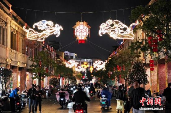 2026��Ԫ���ڽ�����Ȫ�ݹ�Ӱʢ������ɲ��ơ�ͼΪȪ����ɽ·���������촴��ơ���������� ���� ��