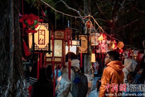 各式花灯。 各式花灯。