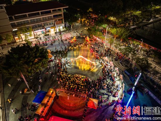 厦门大学漳州校区元宵晚会热闹非凡。 厦门大学漳州校区元宵晚会热闹非凡。