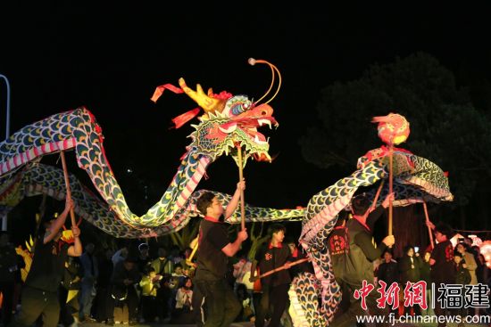 舞龙表演,元宵氛围浓。 舞龙表演,元宵氛围浓。