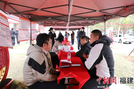 招聘会现场。 招聘会现场。