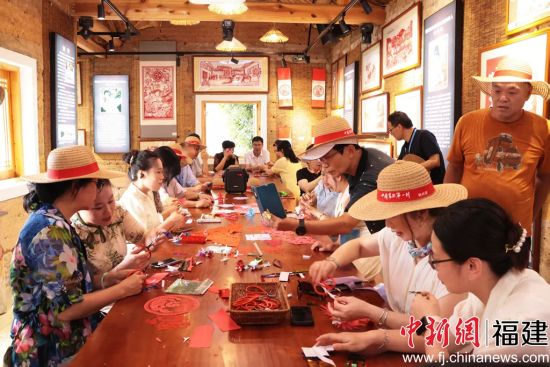 ����ͼΪ����ѥ��β���ֽ�Ļ���Ҷ���� ��