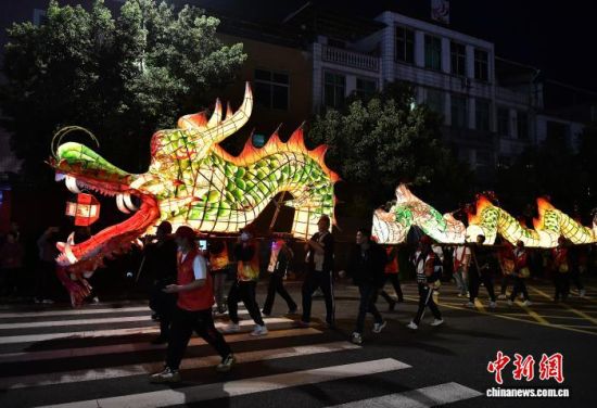 3月2日晚,福建省连城县文亨镇民众游龙灯喜迎元宵佳节的到来,龙灯长约180米,气势恢宏、寓意吉祥,为新春元宵增添浓浓喜庆。中新社记者 张斌 摄 3月2日晚,福建省连城县文亨镇民众游龙灯喜迎元宵佳节的到来,龙灯长约180米,气势恢宏、寓意吉祥,为新春元宵增添浓浓喜庆。中新社记者 张斌 摄