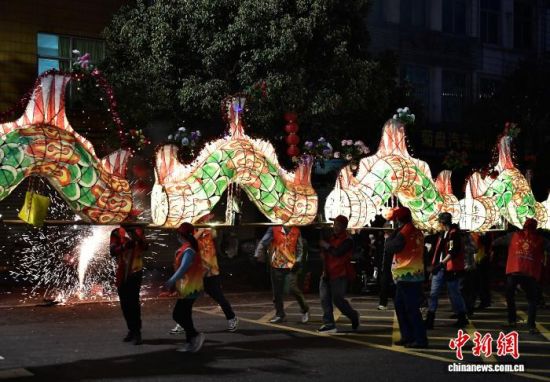 3月2日晚,福建省连城县文亨镇民众游龙灯喜迎元宵佳节的到来,龙灯长约180米,气势恢宏、寓意吉祥,为新春元宵增添浓浓喜庆。中新社记者 张斌 摄 3月2日晚,福建省连城县文亨镇民众游龙灯喜迎元宵佳节的到来,龙灯长约180米,气势恢宏、寓意吉祥,为新春元宵增添浓浓喜庆。中新社记者 张斌 摄