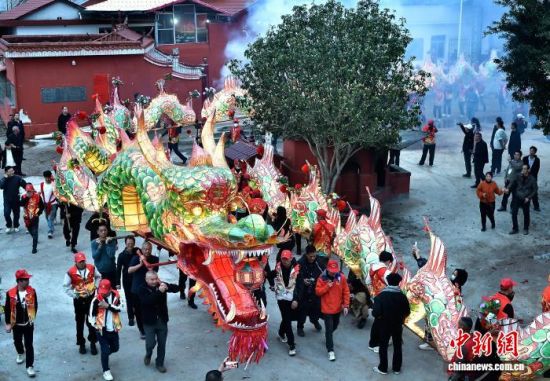 3月2日晚,福建省连城县文亨镇民众游龙灯喜迎元宵佳节的到来,龙灯长约180米,气势恢宏、寓意吉祥,为新春元宵增添浓浓喜庆。中新社记者 张斌 摄 3月2日晚,福建省连城县文亨镇民众游龙灯喜迎元宵佳节的到来,龙灯长约180米,气势恢宏、寓意吉祥,为新春元宵增添浓浓喜庆。中新社记者 张斌 摄