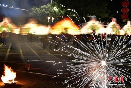 3月2日晚,福建省连城县文亨镇民众游龙灯喜迎元宵佳节的到来,龙灯长约180米,气势恢宏、寓意吉祥,为新春元宵增添浓浓喜庆。中新社记者 张斌 摄 3月2日晚,福建省连城县文亨镇民众游龙灯喜迎元宵佳节的到来,龙灯长约180米,气势恢宏、寓意吉祥,为新春元宵增添浓浓喜庆。中新社记者 张斌 摄