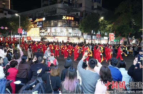 Ԫ�����ײȽֻ�����ڶ������ο͡�ɳ������ý�����Ĺ�ͼ